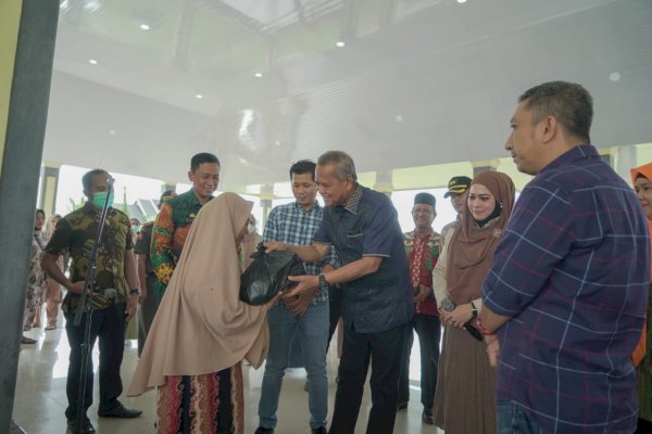 Bupati Luwu Basmin Mattayang Buka Pasar Murah, Sediakan 5000 Paket Bahan Pokok