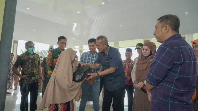 Bupati Luwu Basmin Mattayang Buka Pasar Murah, Sediakan 5000 Paket Bahan Pokok