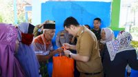 Bantu Warga Kurang Mampu, Bupati Pangkep Yusran Bagikan Paket Sembako di Kelurahan Labakkang&nbsp;