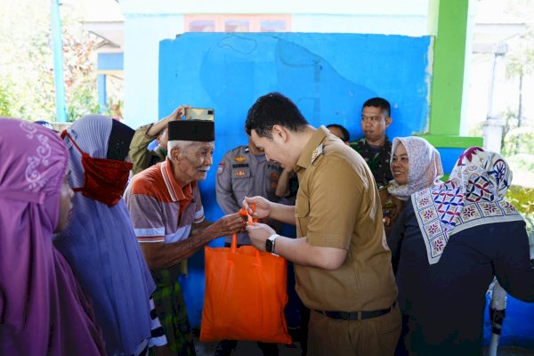 Bantu Warga Kurang Mampu, Bupati Pangkep Yusran Bagikan Paket Sembako di Kelurahan Labakkang 