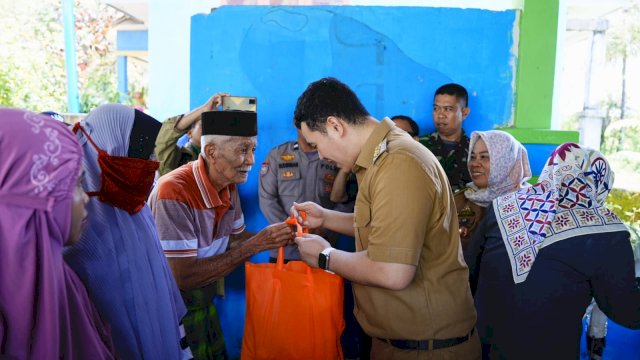 Bantu Warga Kurang Mampu, Bupati Pangkep Yusran Bagikan Paket Sembako di Kelurahan Labakkang 