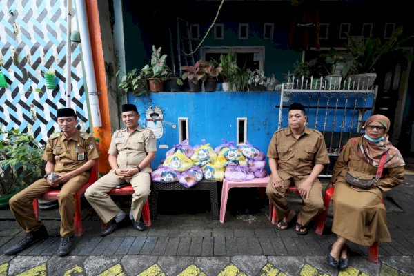 Dinas Kominfo Makassar Bagi-Bagi Paket Sembako di Dua Kelurahan