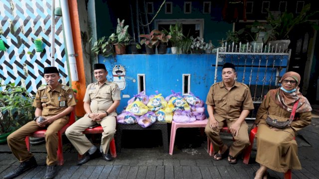 Dinas Kominfo Makassar Bagi-Bagi Paket Sembako di Dua Kelurahan