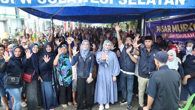 Fatmawati Rusdi Bareng NasDem Makassar Gelar Pasar Murah dan Salurkan Zakat.