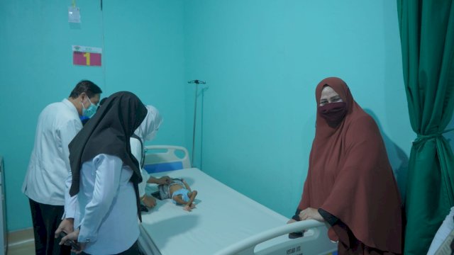 Terima Laporan, Hayarna Jemput Rujuk Anak Gizi Buruk di Luwu