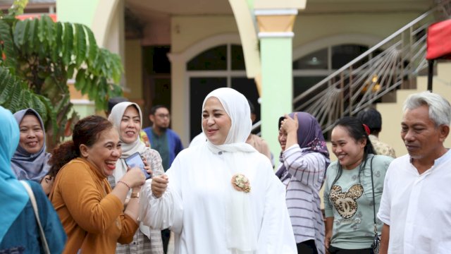 Wawali Fatmawati Rusdi saat Bercekrama dengan Warga di Longwis Perpignan Katimbang.