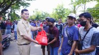Bupati Pangkep Yusran Serahkan Paket Sembako ke Tenaga Lapangan DLH