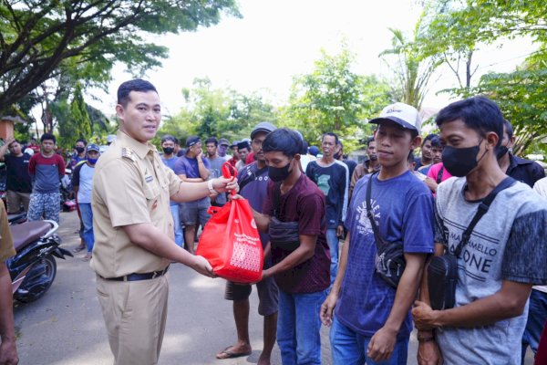 Bupati Pangkep Yusran Serahkan Paket Sembako ke Tenaga Lapangan DLH