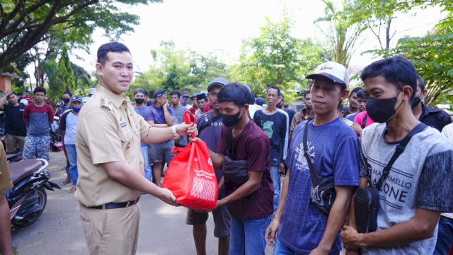 Bupati Pangkep Yusran Serahkan Paket Sembako ke Tenaga Lapangan DLH