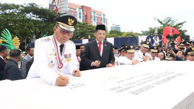 Danny Pomanto-Mendagri RI Tanda Tangani Prasasti Hari Otda Ke 27 di Anjungan Losari