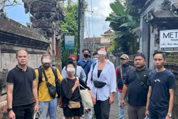 Bule Rusia Dibekuk Usai Menari Berpose Tak Pantas di Tempat Sakral Bali