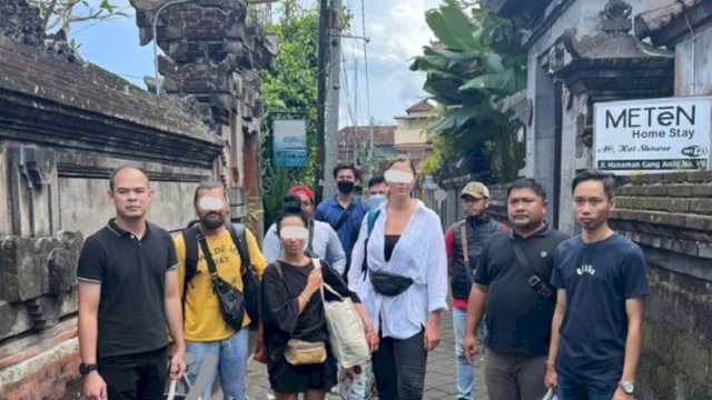 Bule Rusia Dibekuk Usai Menari Berpose Tak Pantas di Tempat Sakral Bali