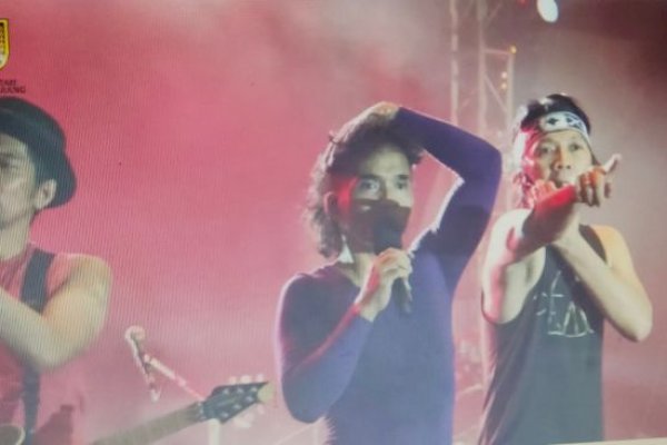 Konser Slank di Semarang Ricuh, Petugas Tembak Gas Air Mata-Bimbim Sampai Emosi