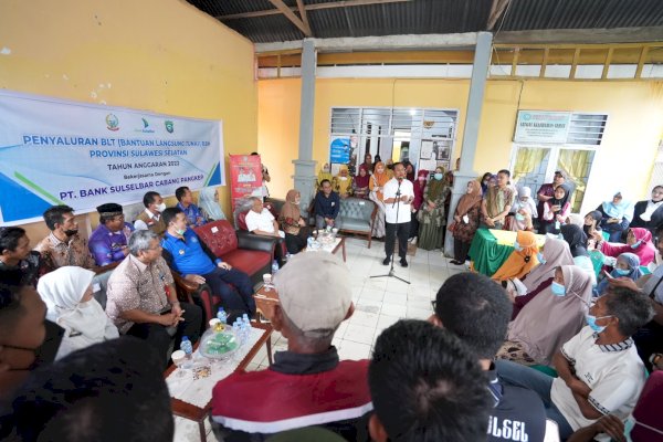 Gubernur Andalan Salurkan BLT di Pangkep Senilai Rp382,5 Juta