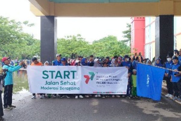 Bupati Pangkep Yusran Lepas Ribuan Peserta Jalan Sehat Moderasi Beragama HAB Ke-77 Kemenag