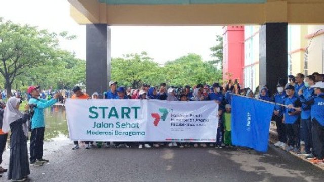 Bupati Pangkep Yusran Lepas Ribuan Peserta Jalan Sehat Moderasi Beragama HAB Ke-77 Kemenag