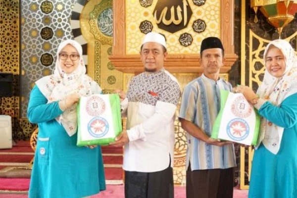 KIKST Pangkep Bagikan Paket Sembako untuk Marbot Masjid, Guru Mengaji dan Imam Masjid