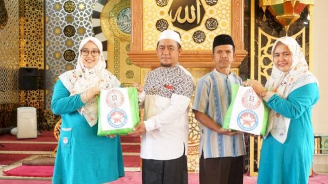 KIKST Pangkep Bagikan Paket Sembako untuk Marbot Masjid, Guru Mengaji dan Imam Masjid