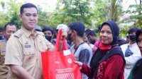 Bupati Pangkep Yusran Bagikan Paket Sembako ke Tenaga Lapangan DL