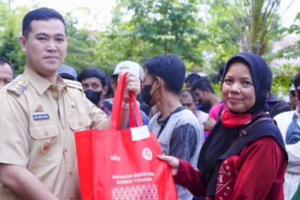 Bupati Pangkep Yusran Bagikan Paket Sembako ke Tenaga Lapangan DL