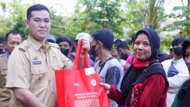 Bupati Pangkep Yusran Bagikan Paket Sembako ke Tenaga Lapangan DL