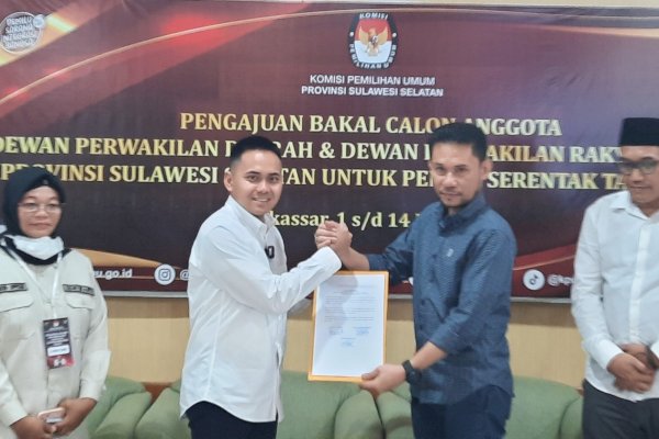 Al Hidayat Samsu Jadi yang Pertama Daftar Calon DPD RI Dapil Sulsel