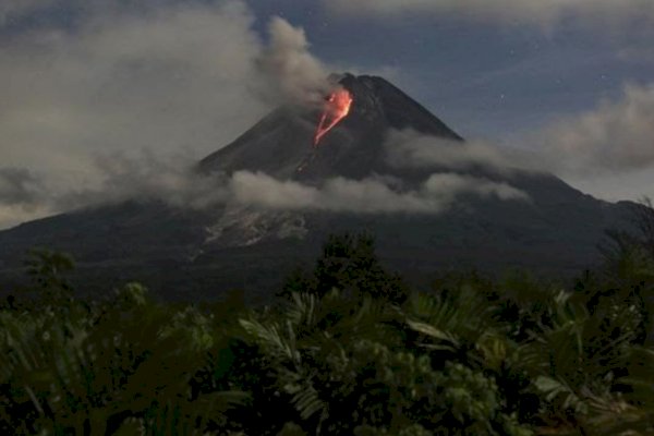 Gunung Merapi Luncurkan Guguran Lava Sejauh 1.500 Meter