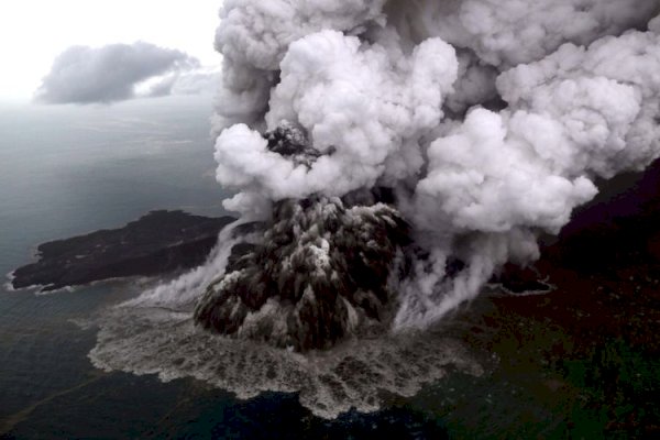 Gunung Anak Krakatau Erupsi Tengah Malam, Tinggi Kolom Abu Capai 1,5 Km