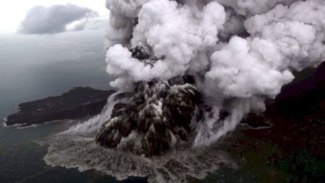 Gunung Anak Krakatau Erupsi Tengah Malam, Tinggi Kolom Abu Capai 1,5 Km