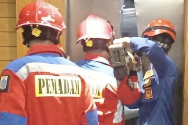 Belasan Orang Terjebak Lift di Gedung Pakuwon Tower