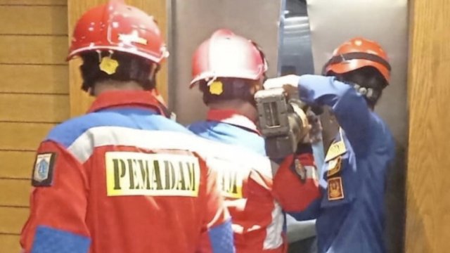 Belasan Orang Terjebak Lift di Gedung Pakuwon Tower