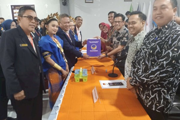 Didampingi Gadis Berbusana Adat, NasDem Serahkan Berkas Bacaleg ke KPU Soppeng