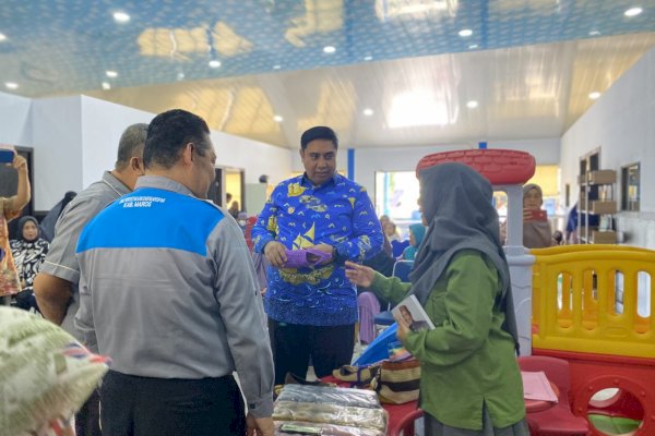 Dorong Minat Masyarakat Gemar ke Perpustakaan, Dinas Perpustakaan Maros Gelar Kegiatan Kelas Merajut