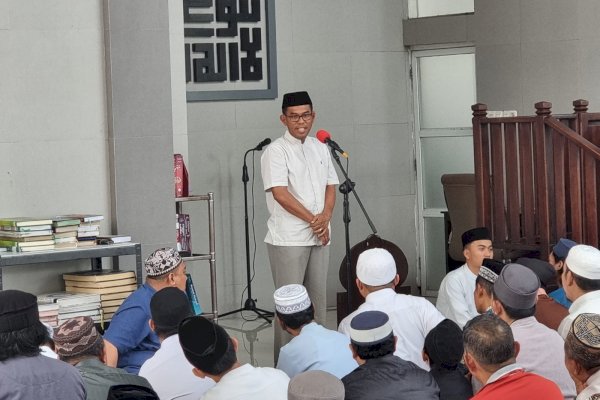 Pj Bupati Takalar Buka Puasa serta Serahkan Bantuan Pembangunan di Mesjid Syuhada