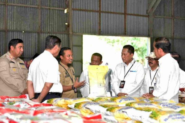 Gubernur Andi Sudirman Dampingi Presiden Jokowi Cek Ketersedian Beras di Maros