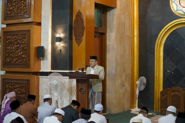 Hikmah Malam Nuzulul Qur’an Di Masjid Agung, Walikota Palopo Judas Amir : Jadikan Qur’an Sumber Informasi