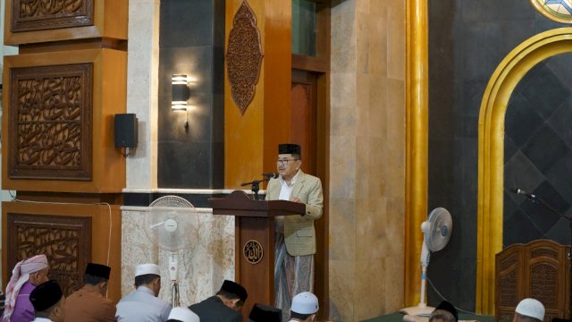 Hikmah Malam Nuzulul Qur’an Di Masjid Agung, Walikota Palopo Judas Amir : Jadikan Qur’an Sumber Informasi