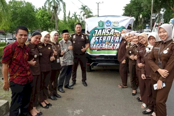 Kejari dan Dinas Pendidikan Takalar Berbagi Takjil