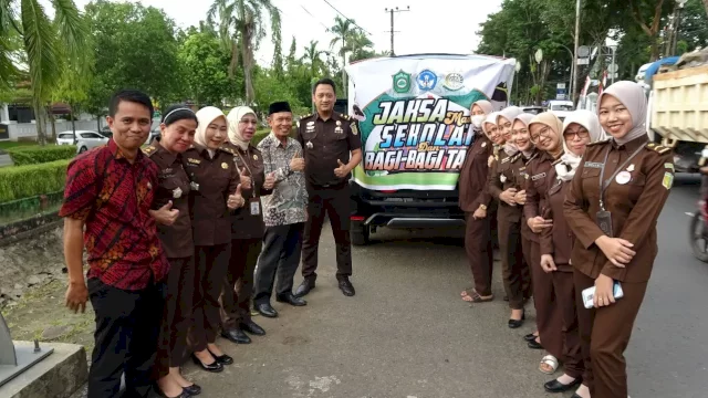 Kejari dan Dinas Pendidikan Takalar Berbagi Takjil