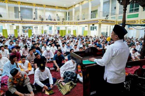 Gubernur Sulsel Laksanakan Salat Tarawih Berjamaah di Masjid Agung Takalar