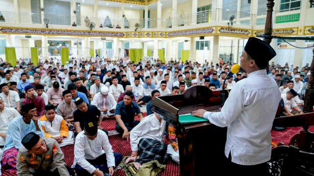 Gubernur Sulsel Laksanakan Salat Tarawih Berjamaah di Masjid Agung Takalar