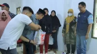 Pj Bupati dan Ketua PKK Takalar Bagikan Paket Berkah Ramadan untuk Warga Kurang Mampu