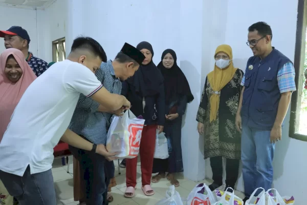 Pj Bupati dan Ketua PKK Takalar Bagikan Paket Berkah Ramadan untuk Warga Kurang Mampu