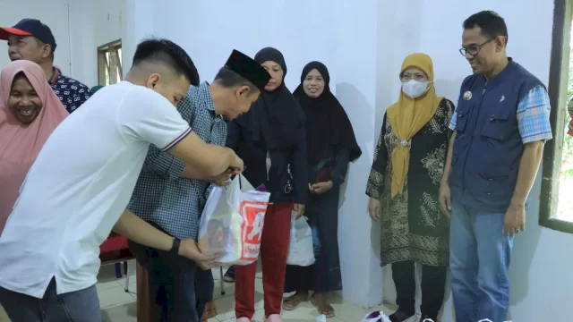 Pj Bupati dan Ketua PKK Takalar Bagikan Paket Berkah Ramadan untuk Warga Kurang Mampu