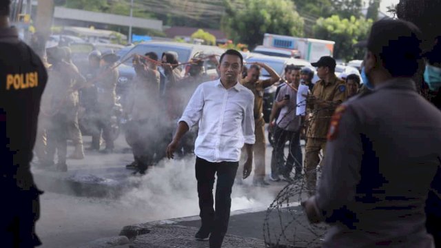 Wakil Ketua DPRD Sulsel, Syaharuddin Alrif Terima Massa Aksi di Depan Kantor DPRD Sulsel.