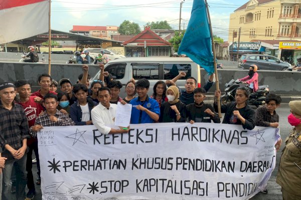 Terima Demo Hardiknas, Syaharuddin Alrif Tetap Bantu Polisi Bersihkan Sisa Bakar Ban, Warga Terima Kasih