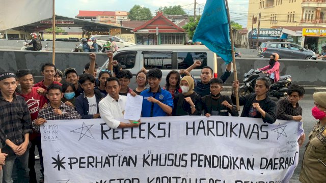 Wakil Ketua DPRD Sulsel, Syaharuddin Alrif Terima Massa Aksi di Depan Kantor DPRD Sulsel.