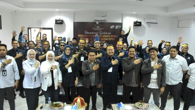 Pengurus NasDem Makassar Memakai Songko Passapu dan Songko Recca Saat Daftar Caleg ke KPU