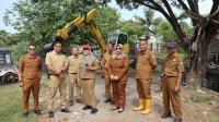 Kadis PU Zuhaelsi Tinjau Langsung Pengerukan Drainase di Saluran Sekunder Adyaksa Makassar