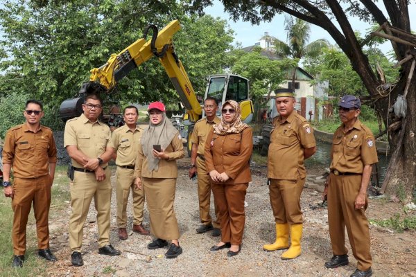 Kadis PU Zuhaelsi Tinjau Langsung Pengerukan Drainase di Saluran Sekunder Adyaksa Makassar